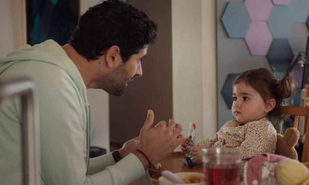 DNA - [SPOILER] - Rencontrez le nouveau baby-sitter d'Énora !