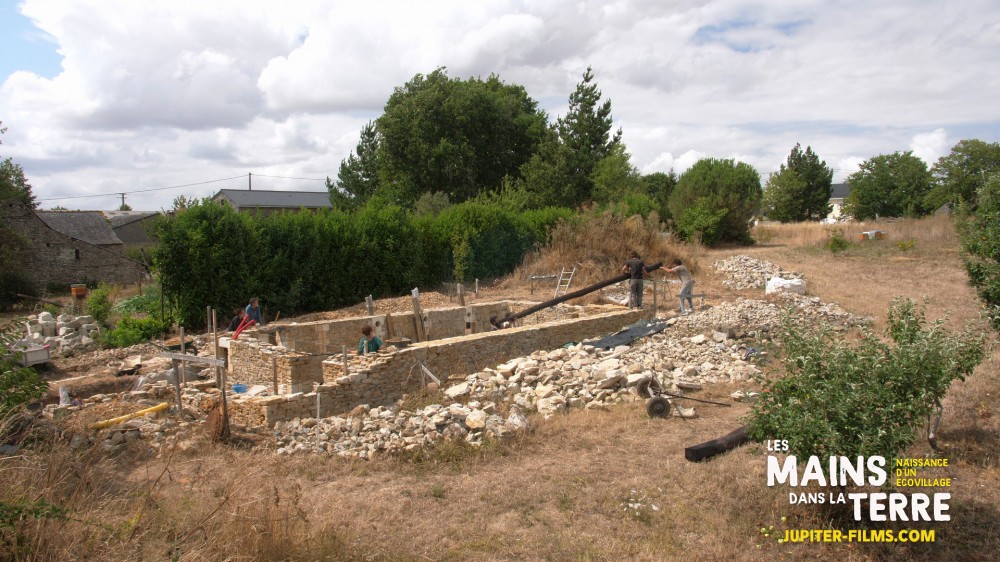 Les Mains dans la Terre, Naissance d'un écovillage